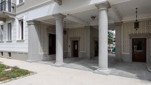 Un bâtiment de style architectural classique, caractérisé par des colonnes, un balcon et une façade symétrique.