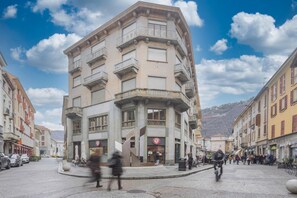 Un edificio histórico con varios pisos, balcones y un patio central.