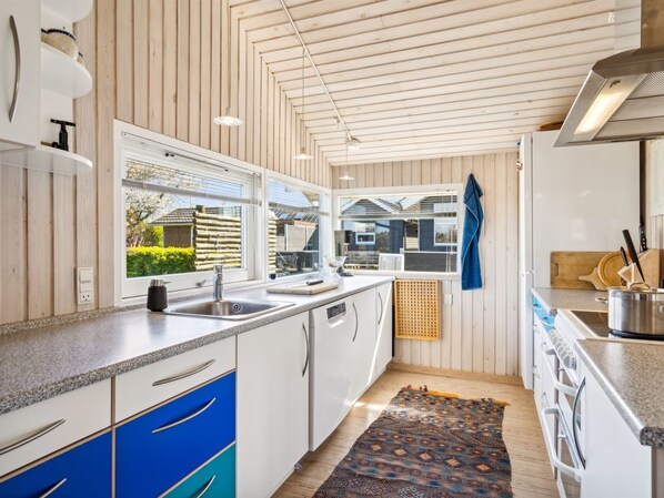 Kühlschrank, Geschirrspüler, Kochgeschirr/Geschirr/Besteck