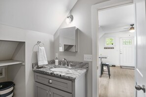 Sèche-cheveux, serviettes fournies, savon, shampoing