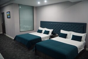 Habitación de lujo, vista a la ciudad | Área de sala de estar | Televisión LCD de 42 pulgadas con canales digitales