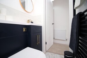 Sèche-cheveux, serviettes fournies