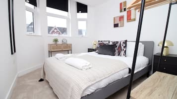 2 bedrooms, desk, iron/ironing board, internet