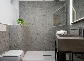 Kamar Kota | Kamar mandi | Shower, perlengkapan mandi gratis, pengering rambut, dan handuk