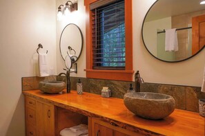 Shower, eco-friendly toiletries, hair dryer, shampoo