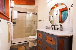 Dusche, umweltfreundliche Kosmetikartikel, Haartrockner, Shampoo