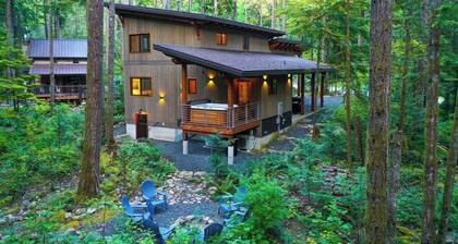 Luxury Forest Escape • Hot Tub & Fireplace