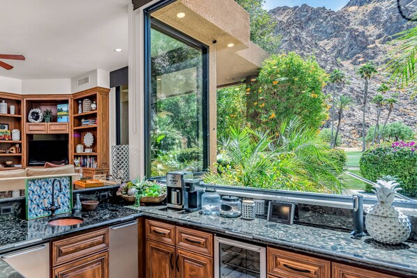 Kylskåp, mikrovågsugn, ugn och spishäll