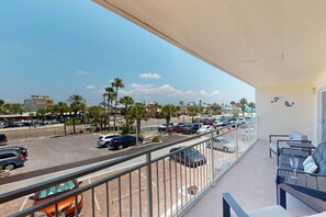 Property grounds - On the Beach Across From Johns Pass. Heated Pool. Spacious and Updated. (Madeira Beach)