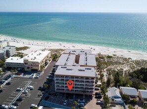 Un hôtel doté d’un parking, d’une plage et offrant une vue sur l’océan.