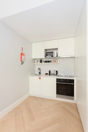 Køleskab, mikrobølgeovn, ovn, kogeplade