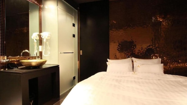 A hotel room with a large bed, a vanity with a bowl sink, and a mirror. - sinchon Y hotel (Seoul)