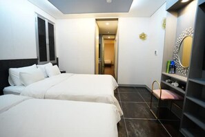A hotel room with two beds, a vanity with a mirror, and a small seating area. - sinchon Y hotel (Seoul)