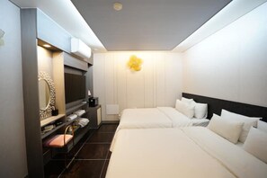 Family Room | Bathroom | Hair dryer, slippers - sinchon Y hotel (Seoul)