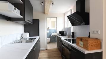 Frigorifero, forno, piano cottura, lavastoviglie