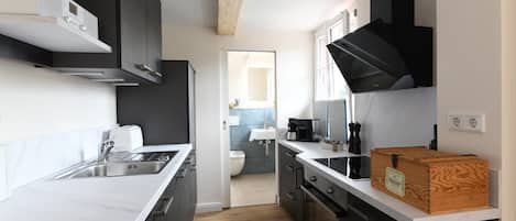 ثلاجة، فرن، موقد طهي مسطح، غسالة أطباق