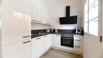 Frigorifero, forno, piano cottura, lavastoviglie