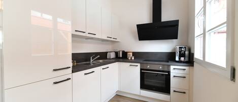 Fridge, oven, stovetop, dishwasher