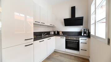 Fridge, oven, stovetop, dishwasher