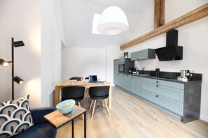 Een koelkast, een oven, een kookplaat, een vaatwasser