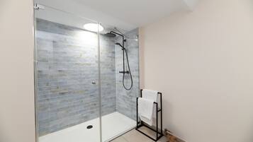 Dusche, Haartrockner, Handtücher