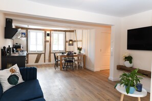 Een televisie en een stereo