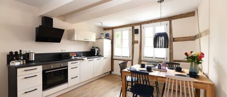 Fridge, oven, stovetop, dishwasher