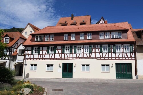 Ferienwohnung 'Das Schiefe Haus Whg Festspiele' mit WLAN
