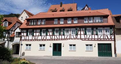 Ferienwohnung 'Das Schiefe Haus Whg Festspiele' mit WLAN