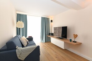 Een televisie en een stereo