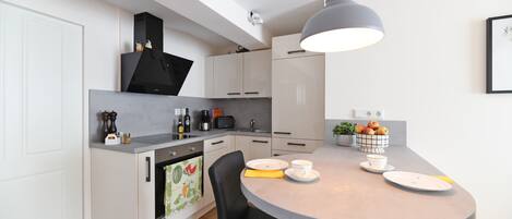 Kylskåp, ugn, spishäll och diskmaskin