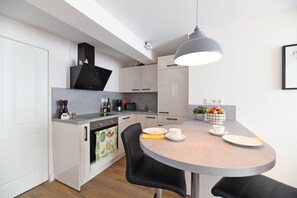 Kühlschrank, Ofen, Herdplatte, Geschirrspüler