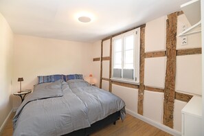 1 slaapkamer, een strijkplank/strijkijzer, gratis wifi, beddengoed