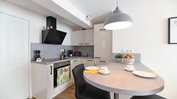 Een koelkast, een oven, een kookplaat, een vaatwasser