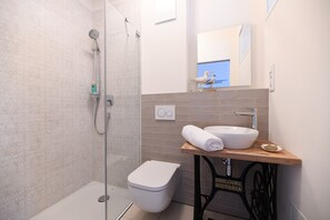 Regadera, secadora de cabello, toallas 