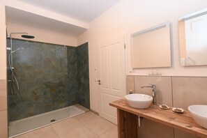 Een douche, een haardroger, handdoeken
