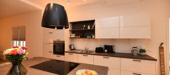 Apartment 'Das Schiefe Haus Wohnung Altstadt' with Private Terrace and Wi-Fi