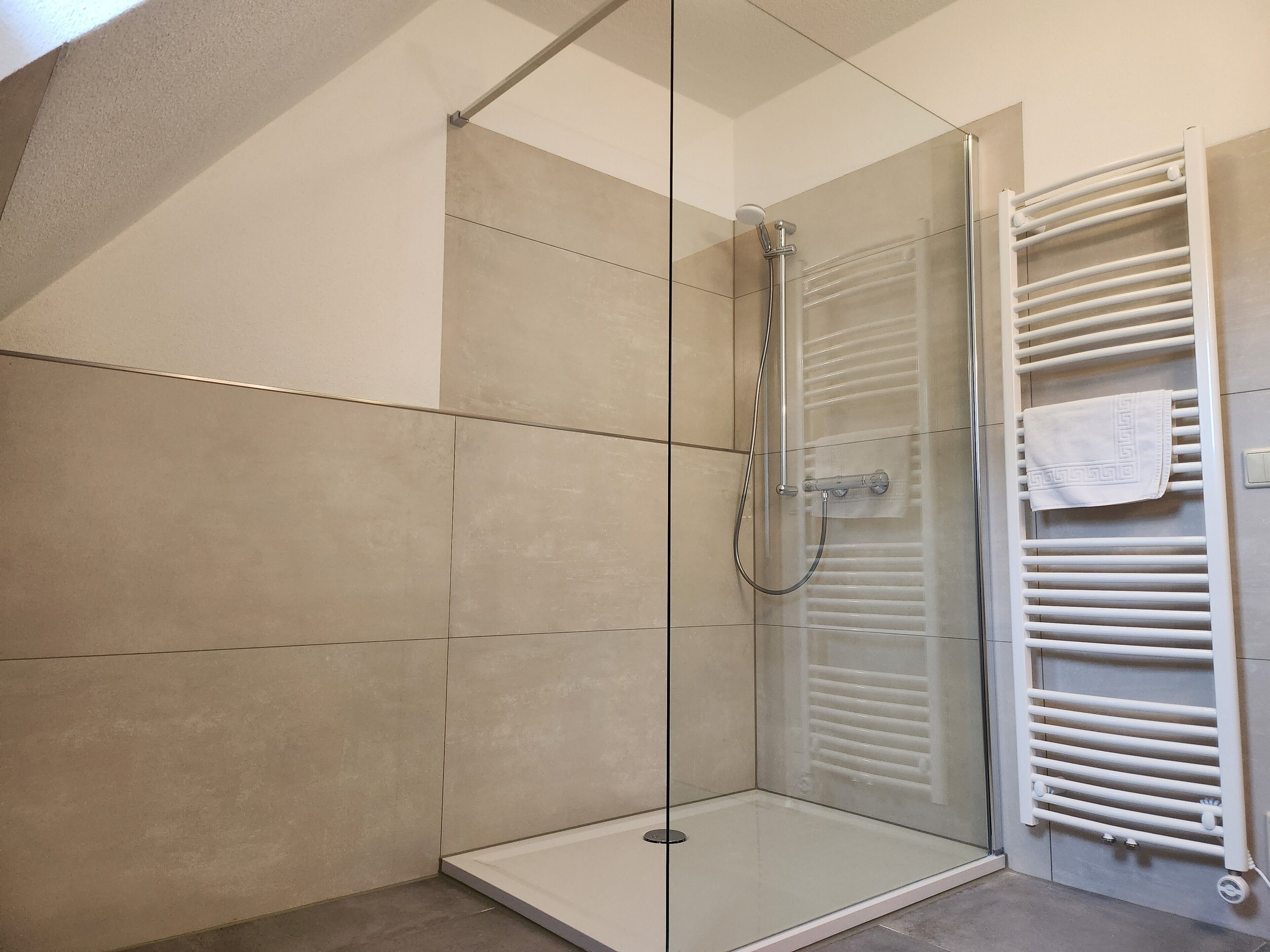 Douche, sèche-cheveux, serviettes fournies