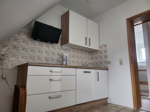 Réfrigérateur, four à micro-ondes, surface de cuisson, lave-vaisselle