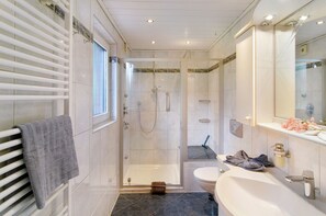 Een douche, een haardroger, handdoeken