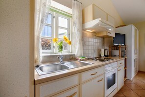 Fridge, microwave, oven, stovetop - Apartment 'Eulenhof 2' with Private Terrace, Private Garden and Wi-Fi (Bordelum)
