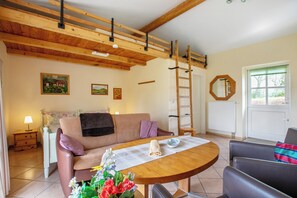 Télévision, table de tennis de table, chaîne hi-fi