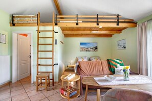 TV, mesa de pingue-pongue, aparelho de som