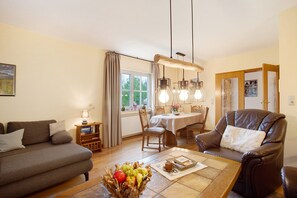 TV, video games - Apartment 'Hönneblick' with Private Terrace, Private Garden and Wi-Fi (Balve)