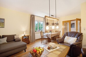 TV, video games - Apartment 'Hönneblick' with Private Terrace, Private Garden and Wi-Fi (Balve)