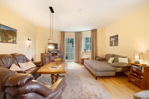 TV, video games - Apartment 'Hönneblick' with Private Terrace, Private Garden and Wi-Fi (Balve)