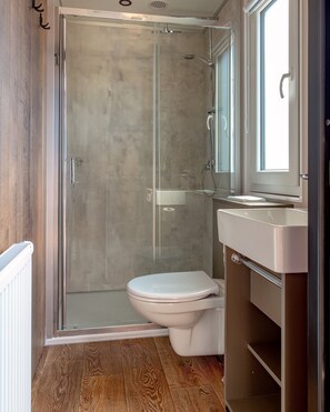 Regadera, secadora de cabello, toallas 