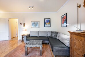 Télévision, lecteur de DVD, chaîne hi-fi