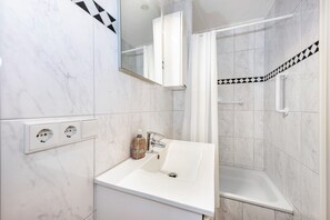 Suihku, hiustenkuivaaja, pyyhkeet