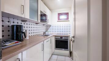 Køleskab, mikrobølgeovn, ovn, kogeplade